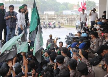 HMI Bangkalan Demo Kantor Dewan, Tolak Harga BBM Naik