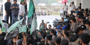Aksi massa HMI Bangkalan di Kantor DPRD. Foto: Bacaini/Rusdi