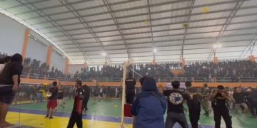 Kericuhan pada pertandingan semifinal bola voli di GOR Merdeka Jombang. Foto: Bacaini/Syailendra