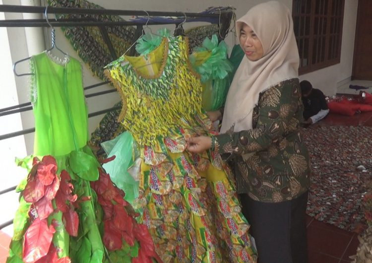 Guru Honorer Raup Cuan Dari Bisnis Bungkus Kopi