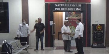 Sejumlah petugas medis RSUD Jombang saat menjalani pemeriksaan di Mapolres Jombang. Foto: Bacaini/Syailendra