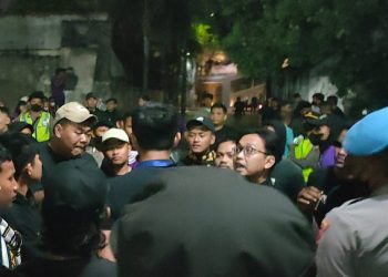 Suporter Persik saat bersitegang dengan manajemen Persik. foto: bacaini/andeck