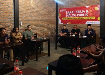 Komunitas Wartawan Bangkalan dalam diskusi pembangunan Madura. Foto: bacaini/rusdi