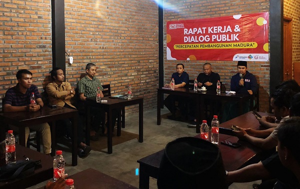 Komunitas Wartawan Bangkalan dalam diskusi pembangunan Madura. Foto: bacaini/rusdi