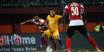 Renan Silva dihadang dua pemain Madura United. Foto: Ist