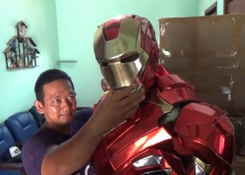 Pengamen di Tulungagung Sukses Bisnis Kostum Robot