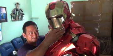 Eko Purnomo menunjukkan kostum Iron Man buatannya. Foto: Bacaini/Setiawan