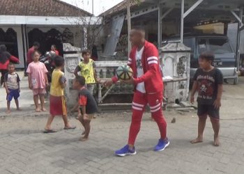 Pulang Kampung, Beri Santoso Ajak Anak-Anak Main Bola