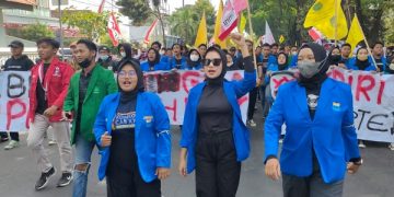 Aksi unjuk rasa GMNI, PMII, dan BEM Kediri Raya menolak kenaikan BBM di DPRD Kota Kediri. Foto: bacaini/Micko