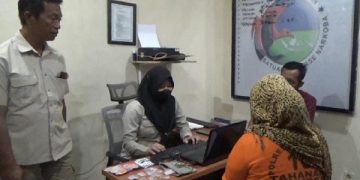 Pelaku EE (31) berbaju tahanan saat diinterogasi polisi. Foto: Bacaini/Rusdi