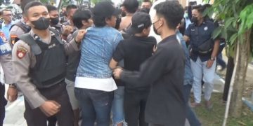 Polisi menggiring massa aksi masuk Mapolres Jombang. Foto: Bacaini/Syailendra