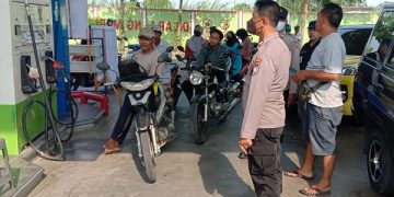 Anggota Polres Nganjuk melakukan penjagaan di SPBU. Foto: Bacaini/Asep Bahar