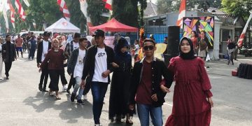 Peserta Bangkalan Fashion Week saat CFD di depan pendopo agung Bupati Bangkalan. Foto: Bacaini/Rusdi