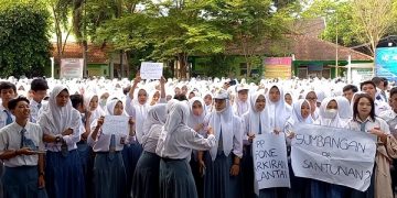 Demo yang dilakukan siswa SMKN 1 Boyolangu Tulungagung di halaman sekolah. Foto: Bacaini/Setiawan
