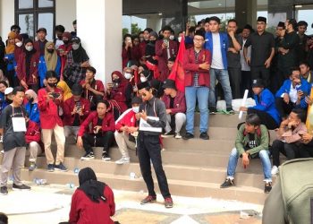 Aksi Teatrikal Demo BBM, Mahasiswa Bangkalan Sampai Pingsan