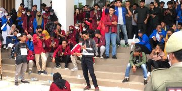 Aksi teatrikal mahasiswa saat demo tolak kenaikan harga BBM di Bangkalan. Foto: Bacaini/Rusdi