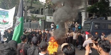Aksi bakar ban pada demo mahasiswa menolak harga BBM naik. Foto: Bacaini/A.Ulul