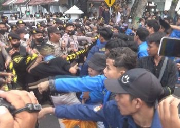 Mahasiswa Jombang Ancam Terus Demo Sampai Harga BBM Turun