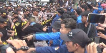 Aksi saling dorong mahasiswa dan petugas kepolisian saat demo tolak harga BBM naik. Foto: Bacaini/Syailendra