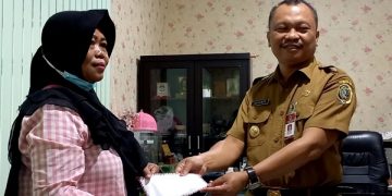 Sukatmi saat menerima kembali hak BPNT yang selama ini dicairkan orang lain. Foto: Bacaini/Setiawan