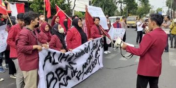 Aksi demo mahasiswa tuntut cabut kenaikan harga BBM di kantor DPRD Kabupaten Kediri. Foto: Bacaini/AK.Jatmiko