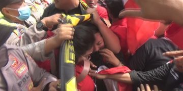 Sejumlah aktifis mahasiswa perempuan ikut tergencet saat aksi dorong di depan gedung DPRD. Foto: Bacaini/Syailendra
