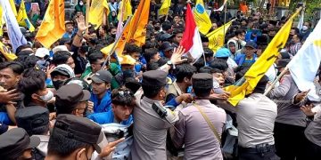 Aksi saling dorong saat demo mahasiswa di depan gedung DPRD Tulungagung. Foto: Bacaini/Setiawan