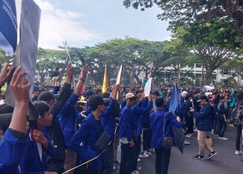 Mahasiswa Malang Beri Ucapan ‘HBD Puan’ Saat Demo BBM