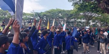 Aksi mahasiswa di depan Gedung DPRD Kota Malang. Foto: Bacaini/A.Ulul
