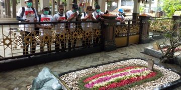 Rombongan santri berdoa di makam Gus Dur sebelum berangkat ke Grahadi, Surabaya. Foto: Bacaini/Syailendra