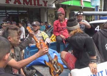 Sejumlah anak bergaya punk diangkut mobil unit laka. Foto: Bacaini/Syailendra