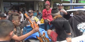 Sejumlah anak bergaya punk diangkut mobil unit laka. Foto: Bacaini/Syailendra