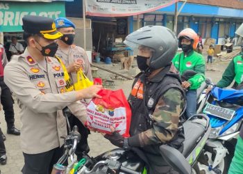 Harga BBM Naik, Polres Kediri Bagi Bansos Untuk Warga