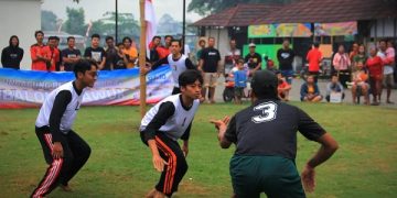Pemain betengan saling berhadapan menjaga benteng masing-masing. Foto: Bacaini/Setiawan