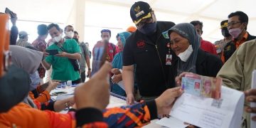 Bupati Kediri, Hanindhito Himawan Pramana saat meninjau penyaluran BLT BBM. Foto: Ist