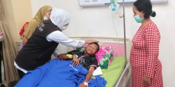 Gubernur Jatim, Khofifah Indar Parawansa menjenguk korban putusnya jembatan gantung di Probolinggo. Foto: Ist