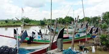 Kapal nelayan di Bangkalan yang tak jarang hanya diparkir karena sulitnya dapat BBM. Foto: Bacaini/Rusdi