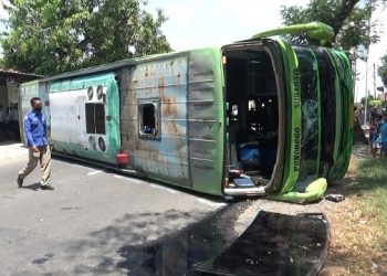 Tabrak Dua Mobil, Bus Terguling di Jalan Raya Nganjuk
