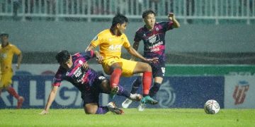 Pertandingan Persik kontra Rans Nusantara FC berlangsung dibawah guyuran hujan deras. Foto: Ist