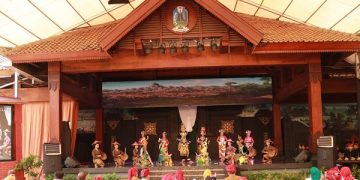 Sendratari dengan cerita “Senandika Kadiri Loh Jinawi” saat tampil di TMII. Foto: Ist