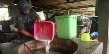 Proses produksi tahu milik Bahruddin. Foto: Bacaini/Novira