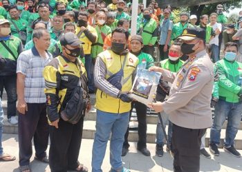 Pengemudi Ojol Dapat Sembako Dari Polres Kediri Kota