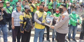 Kapolres Kediri Kota serahkan satu paket sembako untuk pengemudi ojol. Foto: Bacaini/Novira