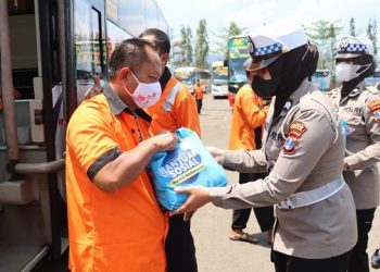 Penumpang Sepi, Polres Trenggalek Gelar Baksos di Terminal Bus