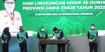 Mas Dhito melakukan penandatanganan kesepakatan bersama kerjasama pengelolaan sampah regional di kawasan Gerbang Kartosusilo dan Kediri Raya. Foto: Ist