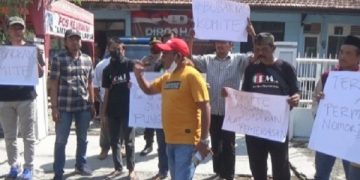 Demo wali murid SMA dan SMK di Kantor Cabdindik Jombang. Foto: Bacaini/Syailendra