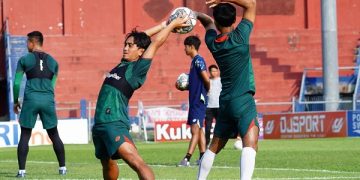 Pemain Persik melakukan latihan fisik di Stadion Brawijaya. Foto: Persik