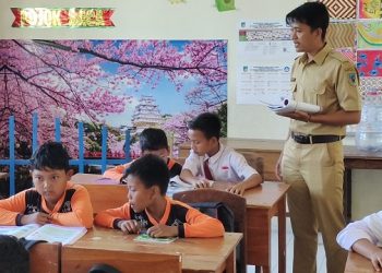 Terima Gaji Rp200 Ribu, Guru Honorer Belikan Sepatu Muridnya