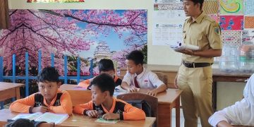 Aktivitas Marga Chista, guru honorer di SD Tiru Lor 2, Kabupaten Kediri. Foto: Bacaini/AK.Jatmiko