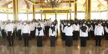 Penyerahan SK Bupati tentang pengangkatan PPPK di Bangkalan beberapa bulan lalu. Foto: Bacaini/Rusdi